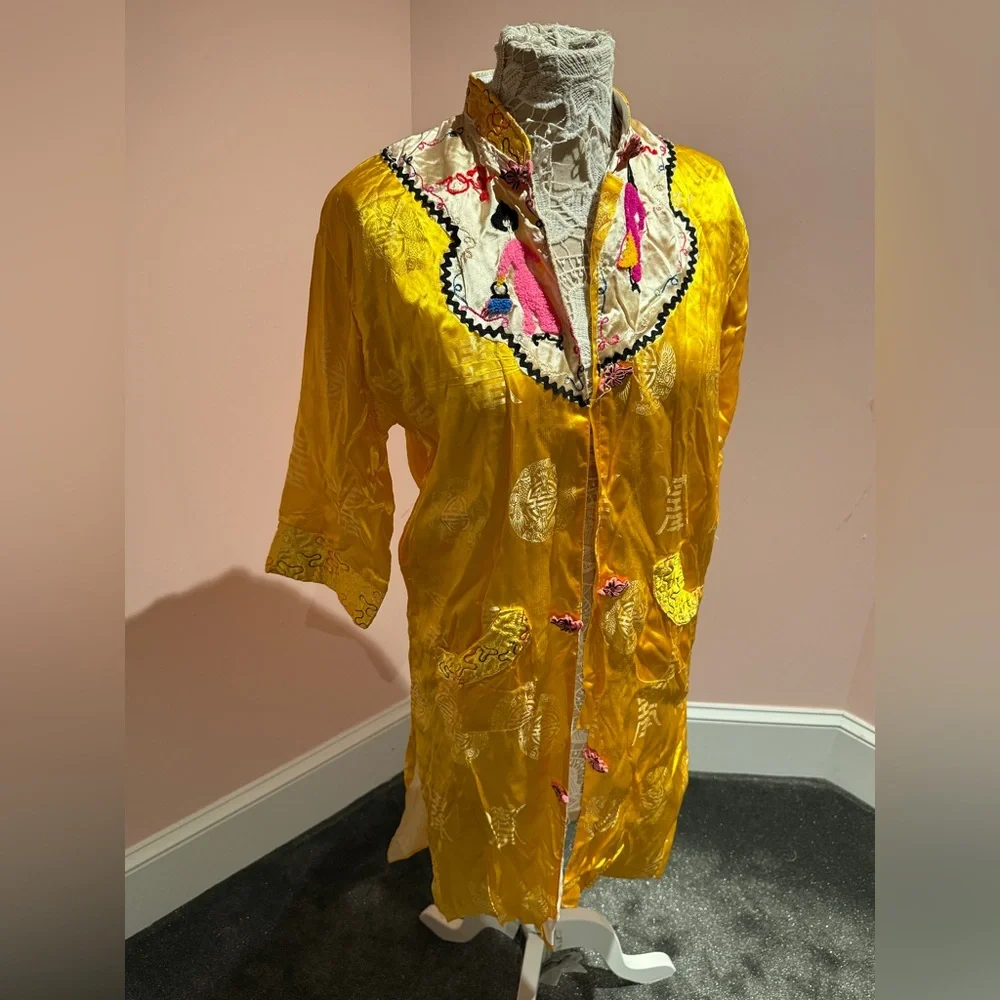 Vintage 1960s satin kimono!